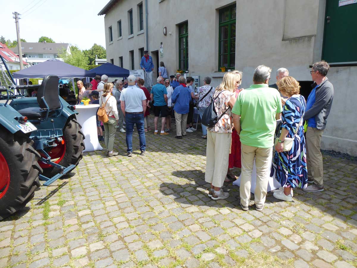 nter strahlend blauem Himmel versammelten sich zahlreiche Besucher jeden Alters, um die
                historische Mühle zu erkunden und an den festlichen Aktivitäten teilzunehmen.